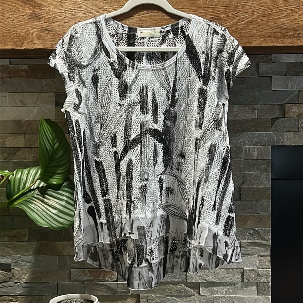 IMPULSE CALIFORNIA Women’s Black and White Short Sleeve Top